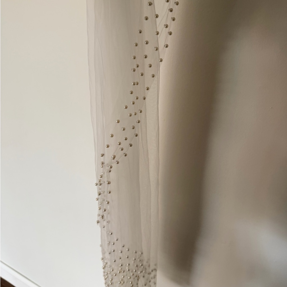 Elegant Pearl-Embellished Hair Veil